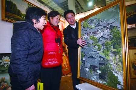 昨日,南岸区,市民在选购彩织壁挂。记者 唐浩 摄 昨日,南岸区,市民在选购彩织壁挂。记者 唐浩 摄