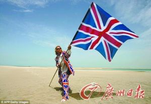 布兰森在小岛上挥舞英国国旗。 