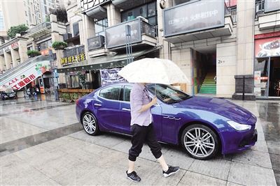 昨日,江北北滨路,开跑车送外卖的女子和她的宝蓝色玛莎拉蒂跑车。重庆晨报记者 杨新宇 摄 昨日,江北北滨路,开跑车送外卖的女子和她的宝蓝色玛莎拉蒂跑车。重庆晨报记者 杨新宇 摄