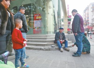流浪救助人员右劝说行乞人员去救助站接受救助