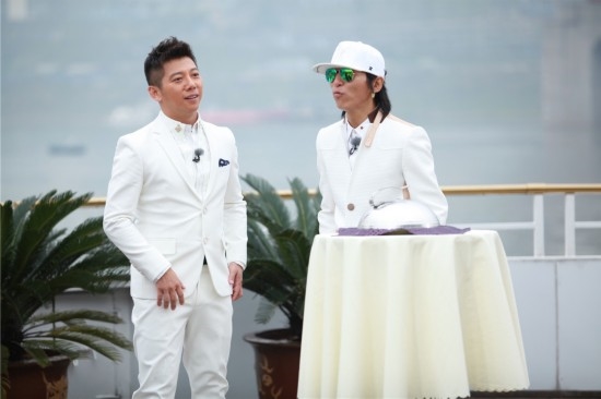 2013年，羽泉以8位数的资金投资了卡牌类手游《龙之召唤》，另外，胡海泉还创立了巨匠文化公司，开发出名为《就是羽泉》的手机应用，建设明星与粉丝的互动分享社区。邓超则加入了IT大佬周鸿祎以及徐小平的 “创业计划”，以创业导师的身份，推荐项目给更多的风投。