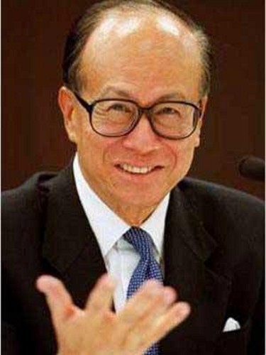 因为在很多人看来，李嘉诚身形苗条，并不是传说中的那种“肥头大耳”型的相格，何以能成为人间大富翁？先暂且不论福德、福报等，单从面相，其一生发巨富中面相上有两大精华所在：