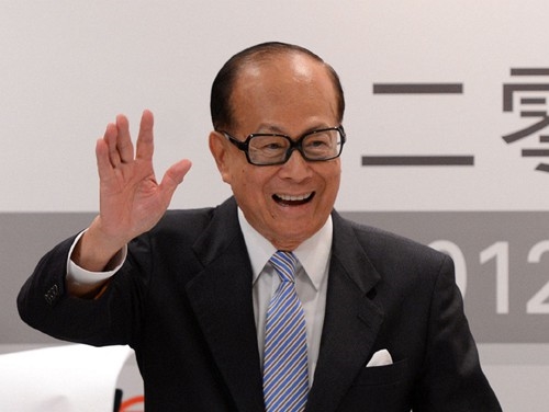 从面相来看，额头又名官禄宫，官禄官禄，大家不要以为只是官，还有禄，禄就是代表财，代表富，因此，额高又阔又圆润无破，就是富有的其中一个特征。