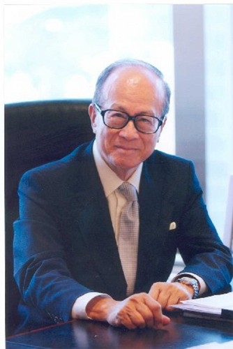 因为耳通肾窍，代表精力。如果耳厚，则代表精力旺盛，这是一个人事业要成功的实在必备条件。所以，耳朵厚贴脸，或耳厚又长，一定大有前途，绝对有机会发富，能成为富翁。