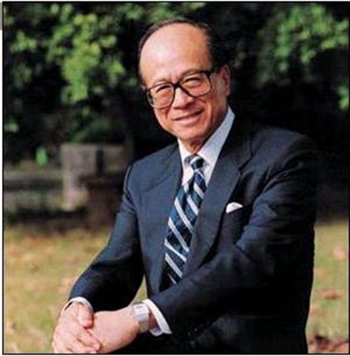 比如你留意李嘉诚的面相，除了额高又头圆外，就是六府丰厚如城墙，本来一个不胖的人，六府也如此厚实，就是福大财大际遇广。所以，很多有钱人或事业有成的人，脸厚重如城墙。