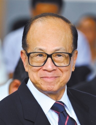 比如李嘉诚的眼睛在这一点上就非常传神，所以他一生眼光独到，总有先天之明，除了天生触觉敏锐之外，也是因为他总能先人一步洞悉先机而知进退，这是非常关键的。