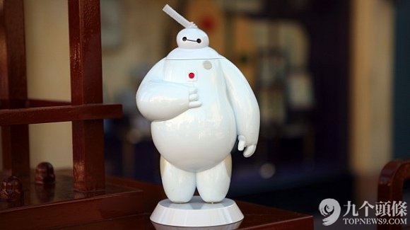 目前，至少已有3款“大白”衍生品在中国大陆授权销售，而且还身价不俗。比如大白LED灯，正品折扣价为298RMB。