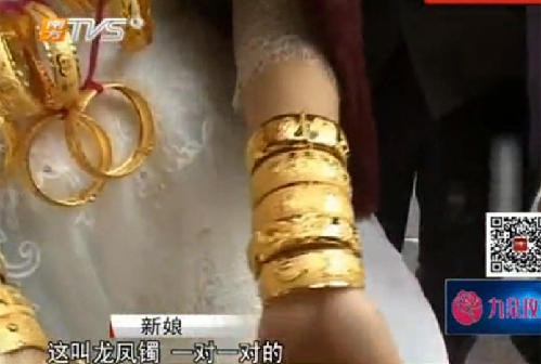 成都现“黄金新娘“ 身上挂满金饰价值约140万