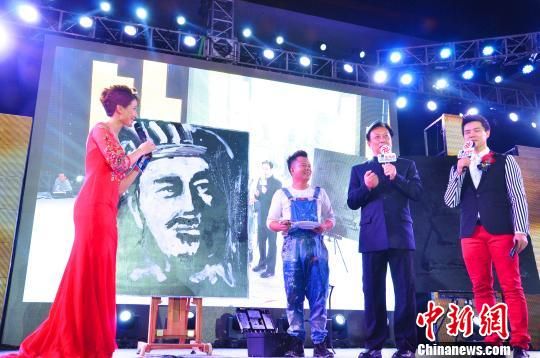 18日晚，著名演员唐国强亮相第二届金海峡微电影节。唐国强曾在电视连续剧《三国演义》中扮演过诸葛亮这一角色。　高淑萍　摄
