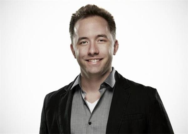 坐拥有10亿家产的安德鲁·豪斯顿(英文名：Andrew W. “Drew” Houston)，像很多其他青年富豪一样，他拥有自己的科技公司。他是著名的互联网企业家和云存储行业Dropbox公司的创始人和首席执行官，Dropbox公司才成立7年，市价已经超过10亿美元(约合人民币62亿元)。但他自己本身有许多管理经验，在Dropbox公司之前他已经创立过5家互联网公司。 