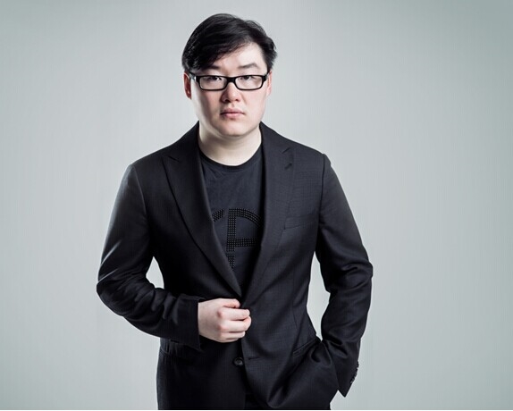 他大学时代靠代理销售光纤收发器起家，毕业后创立汉鼎股份，致力于信息技术、智能系统建设，用10年时间把汉鼎股份打造成A股上市企业。目前，他控制着上市公司近六成股份，他在2006年创立的汉鼎宇佑集团目前下辖60余家子(分)公司，涉及信息技术、文化传媒、资产管理等板块。他还投资了寿仙谷、微贷网等众多正谋求境内外IPO的优秀企业以及数量庞大的各类初创企业。 
