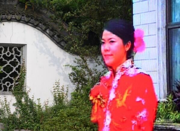 中国女首富杨惠妍是房地产开发商碧桂园的副董事长。在该公司于2007年首次公开募股上市之前，她父亲就把自己持有的碧桂园股份转给了她，当年她以160亿美元的净资产荣登福布斯中国富豪榜榜首。 