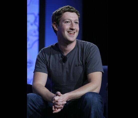 马克·艾略特·扎克伯格(MarkElliotZuckerburg)，在美国纽约州白原市长大，是美国第一大社交网站Facebook(脸书)创始人兼CEO，也是其最大单一股东。