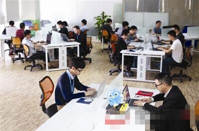 李实总结他创业成功的三步骤：想清楚，快速行动起来，坚持不懈。