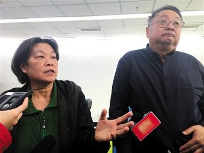 方子哥夫妇接受采访。昨天，因购房被骗，方子哥之子起诉我爱我家索赔案开庭。新京报记者 刘洋 摄