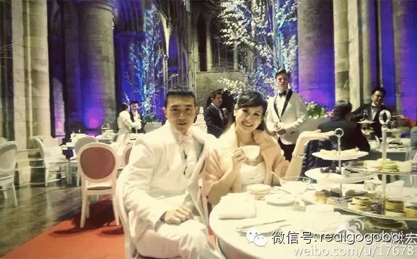 婚后派对在古堡的西翼举行，一晚场地费4000英镑，还不包括餐饮和乐队。婚礼跟派对花了差不多160万元人民币。