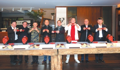 马云（左三）、史玉柱（右三）、冯仑（右二）等大咖共同启动湖畔大学项目。阿里巴巴集团供图