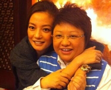 近些年来，赵薇的事业风生水起，投资阿里影业，30亿港币成阿里影业二股东。入股阿里影业，赵氏影视帝国现雏形，赵薇夫妇入股阿里影业与合宝娱乐，网友评价赵薇投资：赵薇投资，这有钱到什么程度啊。 