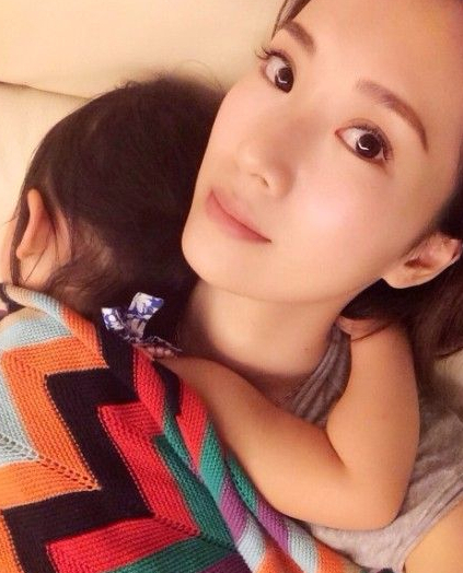 李念作为豪门媳妇，是当仁不让的白富美，从一个靠自己的努力打拼的女演员成为了夫家身家20亿的豪门媳妇，李念的转变不可谓不大。和《蜗居》里的宋思明相比，李念老公林和平身家更加殷实，无论在戏里戏外，李念都钓到了金龟婿，自己的身价也是水涨船高。 