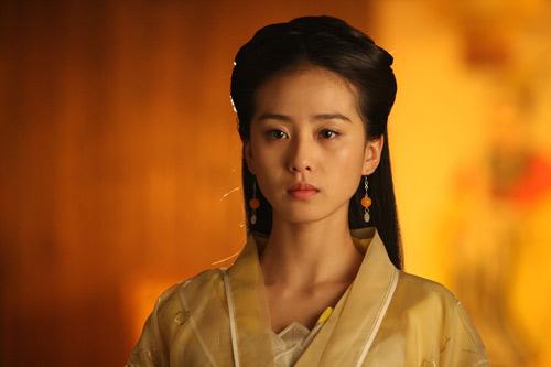 刘诗诗自己说过她是独生子女，爸妈原来是工厂的工人，后来爸爸下海经商了，妈妈当家庭主妇。家里经济条件应该是不错。 