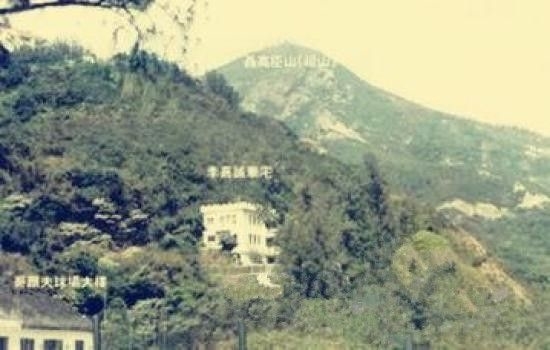 当然，作为高安保级别的豪宅，安全专家必然建议李嘉诚在住宅核心部位设置一个安全室。当住宅遭到敌人攻击沦陷时，李家家人可以躲入其中，等待救援。此类安全室有独立的氧气供应系统，并且一旦反锁，则只能从里面打开。这个安全室有良好的装甲和保温阻燃系统，即便被大火包围，也能在一段时间内保护里面人员的安全。 