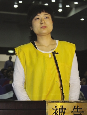 吴英：注定被记住吴英，1981年出生，浙江东阳人，18岁中专学习期间辍学经商，先后从事过女子美容、千足堂、服装等行业经营，2007年2月吴英被警方刑事拘留，她旗下的本色控股集团有限公司宣告停业。围绕吴英的生死，学界和民间态度空前一致：刀下留人。更广泛的讨论则触及死刑制度、司法公正、金融体制等问题。 