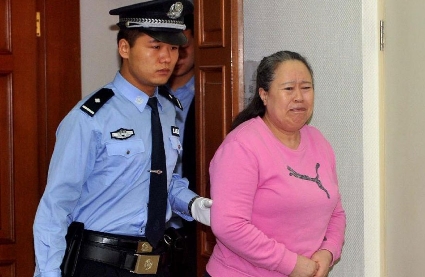 丁书苗受审，在公诉人宣读起诉书时，丁书苗十分紧张，身体不停颤抖，一度站立不稳差点摔倒，被法警扶住。 