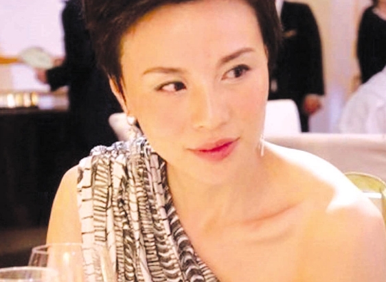 顾春芳：常熟“第一美女” 卷走几亿元跑路去年3月，“常熟第一美女老板”顾春芳因欠下数亿元债务卷钱跑路。经过警方11天的抓捕，在上海警方协助下，顾春芳于2012年3月27日被常熟警方成功抓获，据初步交代，其涉案集资借款金额达4亿多元而非此前媒体报道的6亿元。顾春芳初中没毕业，长得漂亮又能说会道。 