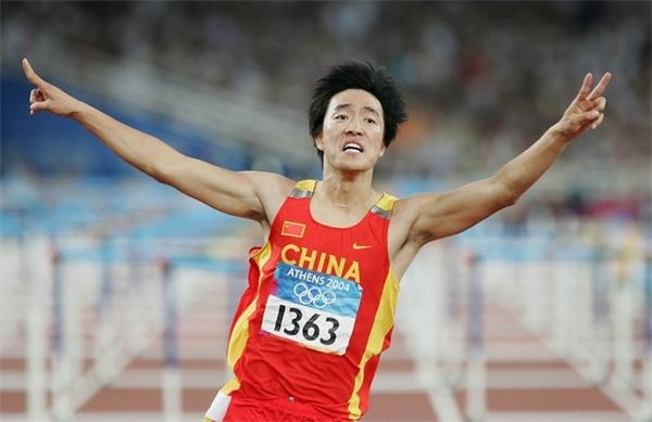 作为中国田径史上最耀眼的明星，刘翔2012年伦敦奥运会复出，身价再涨，一共有17个大品牌的合同，总价值达到10亿元，当时刘翔如果退役的话，最高或将付3倍违约金，也就是最高要赔30亿元！而这笔钱是由谁出呢？刘翔的商业合同都是由他的主管机构—中国田径管理中心出面签订的(刘翔只参与分成，能分到约50%)。所以，如果刘翔退役，田管中心就要负责赔付违约金。刘翔这些年来的收入如何呢？ 