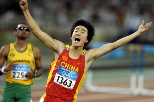 2004年，刘翔一战成名，夺得雅典奥运会110米栏冠军，他的年收入猛增至2300万元，在名人榜上排名第五位。随后随着战绩的增多，他的年收入一路攀升。 