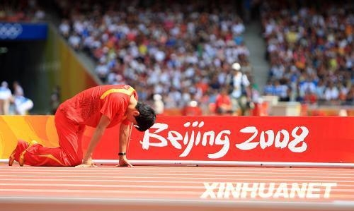 直到2007年，刘翔的“生意”达到了巅峰，北京奥运会前夕，被寄予厚望的他，签了多达14个代言，年收入几乎翻了三番，达到了1.6亿元，名人榜排第三。