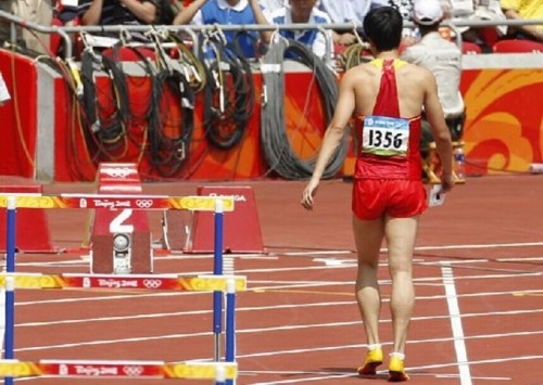 2008年，北京奥运众目睽睽下退赛，名声大减，但有上半年的代言支撑，年收入仍然高达1.3亿元，名人榜排第二。 