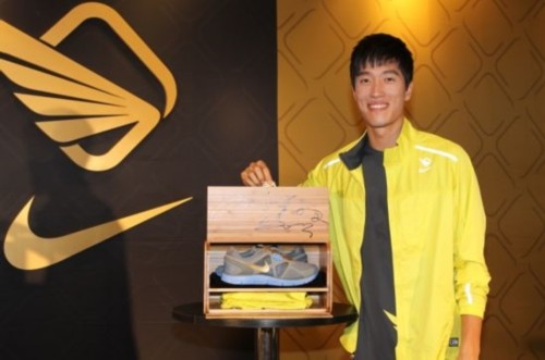 2011年,刘翔状态回升,多个国际赛事夺牌,再加上2012年伦敦奥运的预期,他的年收入回升到了2880万元,但与巅峰时已不可同日而语,排名只有52位。2012年收入又降为2160万元。2013年,悲剧的刘翔从榜单完全消失。2014年的福布斯名人榜尚未公布,但结果已可以预料。