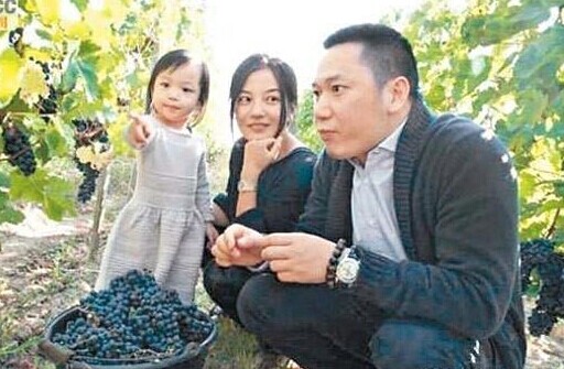 搜狐娱乐讯 据香港媒体报道,内地女星赵薇近年由影圈踩入商界,她与富商老公黄有龙的投资公司Gold Ocean Media,在去年12月20日于场外以每股1.6元,入股19.3亿股某影业公司,涉资30.88亿元,约占股权9.18%,成为该公司的第二大股东。
