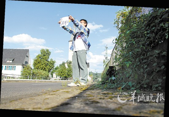 张清在路边搭“顺风车”