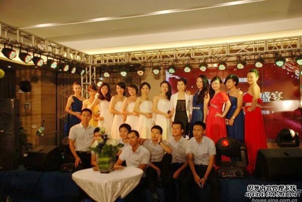 置业顾问穿上晚礼服,与活动相辉映