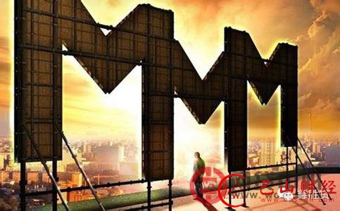 MMM金融互助传低调运作倡议书 投资者需警惕 MMM金融互助社区相关宣传平台近日流传出一封《低调运作倡议书》,倡议取消大面积宣传。分析人士认为,如果此类金融违法组织变得“低调”,进行“地下活动”,将更加难以监控,投资者需要更加警惕。 遭遇了四次监管层警告后,MMM金融互助社区依然猖獗,而这次他们“低调”行事,但也改变不了金融诈骗的本质。北京商报记者注意到,MMM金融互助社区相关宣传平台近日流传出一封《低调运作倡议书》,倡议取消大面积宣传。分析人士认为,如果此类金融违法组织变得“低调”,进行“地下活动”,将更加难以监控,投资者需要更加警惕。 “低调”的后期运作 曾在QQ、微信等社交平台上高调宣传的MMM金融互助社区,如今想变得“低调”了。北京商报记者日前在MMM金融互助社区的一些微信公众号里发现一封《低调运作倡议书》(以下简称《倡议书》),《倡议书》显示由MMM中国团队发出。该《倡议书》提出了8条低调运作的规则,提议取消大面积宣传。 《倡议书》提到,“我们一直在提醒大家低调运作,不要在网络上大面积地上传MMM的资料、奖金制度、运作流程。但是很多的会员还依然坚持上传视频,引起了各大媒体的关注”。因此今后要开展更加“低调”的运作方式,如取消大面积推广宣传,不开设有关MMM任何地面工作室,新人培训只做一对一的指导等等。 对于MMM金融互助社区仍在蔓延的原因,北京大成律师事务所律师肖飒表示,监管层确实进行了多次提醒。至于为何没有执法,推测是因为MMM尚未被证实具有非法吸收公众存款的事实。而MMM金融互助社区如果变得“低调”,进行“地下活动”,将更加难以监控。 “高调”的网络概念 随着互联网金融兴起,一些金融诈骗披上了互联网的外衣,打着“电子商务”、“投资基金”等新概念,用高额回报引诱人们投资。像大大集团、MMM互助金融平台等各种金融违法案件更是层出不穷。网贷之家首席分析师马骏表示,现在的非法集资借助了网络的力量,致使受害面更广,渗透深度更深而且也更加难消灭。一些诈骗形式可能换个名目或头衔就死灰复燃。 中央财经大学法学院教授黄震认为,监管层不仅要对原有的名称进行提示,而且对其各种变身都要有提示。现在区块链技术以及央行提出要研究推出数字货币,也给了骗子新的由头和概念来蛊惑投资者。 马骏建议,政府应该更多地宣传这些非法集资案件的特征。像e租宝、MMM金融互助社区,政府和媒体都有去宣传其非法性,提醒投资者不要参与,实际上取得了较好的效果。根据《最高人民法院关于审理非法集资刑事案件具体应用法律若干问题的解释》,非法集资具体表现为:未经有关部门依法批准或者借用合法经营的形式吸收资金;通过媒体、推介会、传单、手机短信等途径向社会公开宣传;承诺在一定期限内以货币、实物、股权等方式还本付息或者给付回报;向社会公众即社会不特定对象吸收资金。 投资者教育是关键 金融传销、诈骗等非法活动,不仅危及金融安全,也可能影响社会稳定。事实上,监管部门也在不断加大对非法集资的打击力度。今年2月国务院发布的《国务院关于进一步做好防范和处置非法集资工作的意见》中指出各地区、各有关部门要坚决依法惩处非法集资违法犯罪活动,密切关注投资理财、非融资性担保、P2P网络借贷等新的高发重点领域,以及投资公司、农民专业合作社、民办教育机构、养老机构等新的风险点,加强风险监控。 由公安部组建的非法集资案件投资人信息登记平台也于日前正式启用,并首先对“e租宝”及其关联公司涉嫌非法集资案件的投资人开放。据公安部有关部门负责人介绍,该平台具备身份和投资信息登记、登记注意事项信息发布等功能,今后还将用于公安机关公告的其他重大非法集资案件。 马骏认为,新型的金融诈骗案件侦破对执法机关也提出了更高的要求,不管是技术手段还是侦破手段方面,可通过大数据等手段,尽早识别及侦破非法集资案件。 在互联网不断普及的背景下,信息、资金流动加速,各类金融诈骗花样复杂,手段隐蔽。要从根本上清除金融传销,还应该提高老百姓的风险意识。“要做到完全防范是不可能的,最重要一点还是提高老百姓的风险意识,增加他们的金融常识,做好投资者教育。只有当国民整体的理财投资素养提升了,骗子也就没有生存的空间。”马骏补充道。