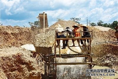 2012 年 11 月 1 日,在库马西洗砂的工人们。