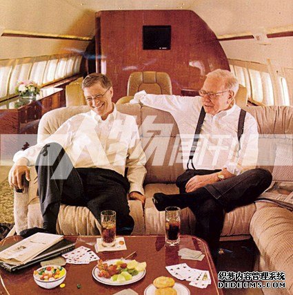 NetJets航空公司展示的盖茨与巴菲特在私人飞机上的海报 NetJets航空公司展示的盖茨与巴菲特在私人飞机上的海报