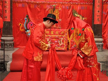 传统习俗闹洞房从何时开始又黄又暴力?