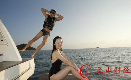 霍思燕杜江带儿子出海度假 穿泳装大秀好身材