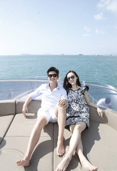霍思燕杜江带儿子出海度假 穿泳装大秀好身材