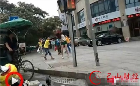 男孩,当街,追打,短裙,少妇