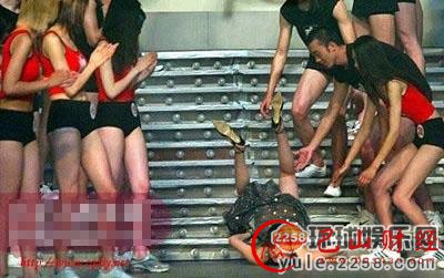 抓拍,女星,意外,脱衣,瞬间
