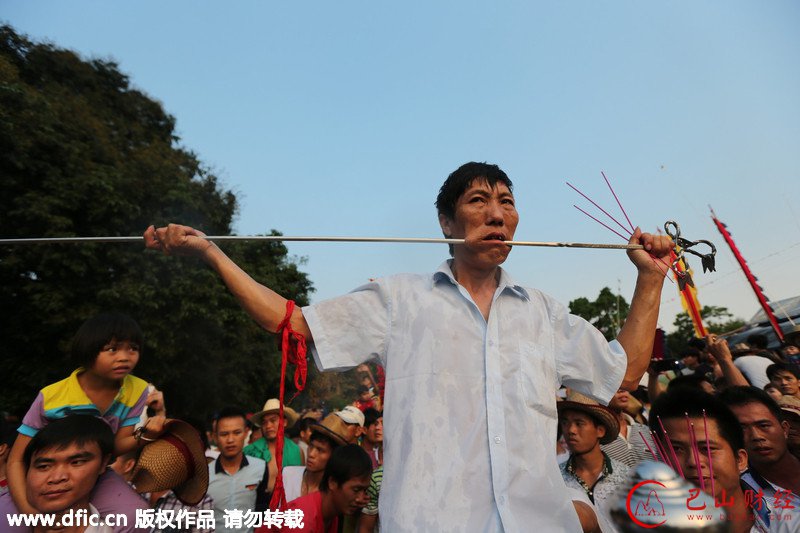 海南军坡节钢钎穿腮场面令人不忍直视