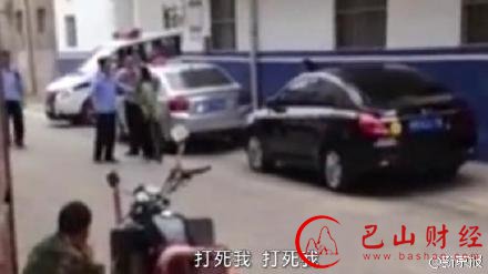 河南警察枪指女子称“打死你也是白打”(图)