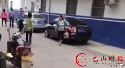 河南警察枪指女子称“打死你也是白打”(图)