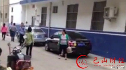 河南警察枪指女子称“打死你也是白打”(图)