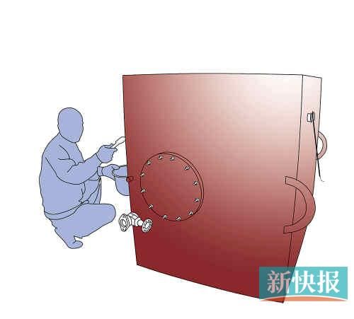 ●正在制作过程中的游艇油箱。游艇能耗率远大于汽车，一艘中型游艇每小时的油耗成本可能达万元(柴油)。值得一提的是，游艇在行驶途中，若遇无油状况，可联系水上加油站帮忙。