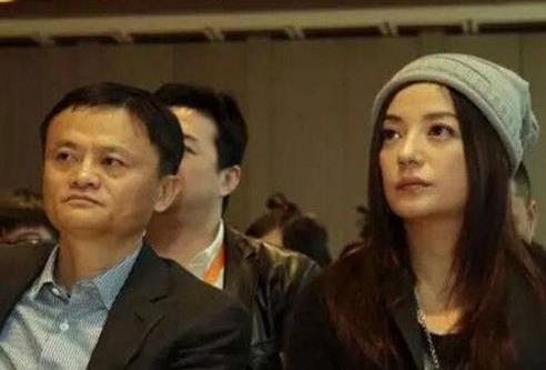 明星赵薇与中国首富马云是好朋友，互晒友情照人人都知道。据嘉丰瑞德了解到，在2014年12月20日，赵薇夫妇斥资31亿港元，购入了阿里影业9.18%的股，成为了阿里影业第二大股东，也大赚不少。接着马云入股的瑞东集团在复牌后大涨1.5倍，马云一天之内账面净赚55亿港元，而之前“跟随”马云入股的赵薇夫妇，如今日赚74亿，赵薇再次抢占头条。